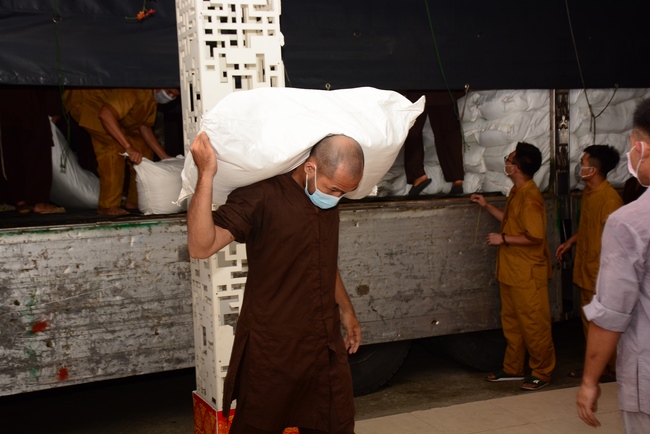 Chùa Hoằng Pháp: Tiếp tục hỗ trợ người dân khó khăn trong đại dịch Covid (đợt 8)